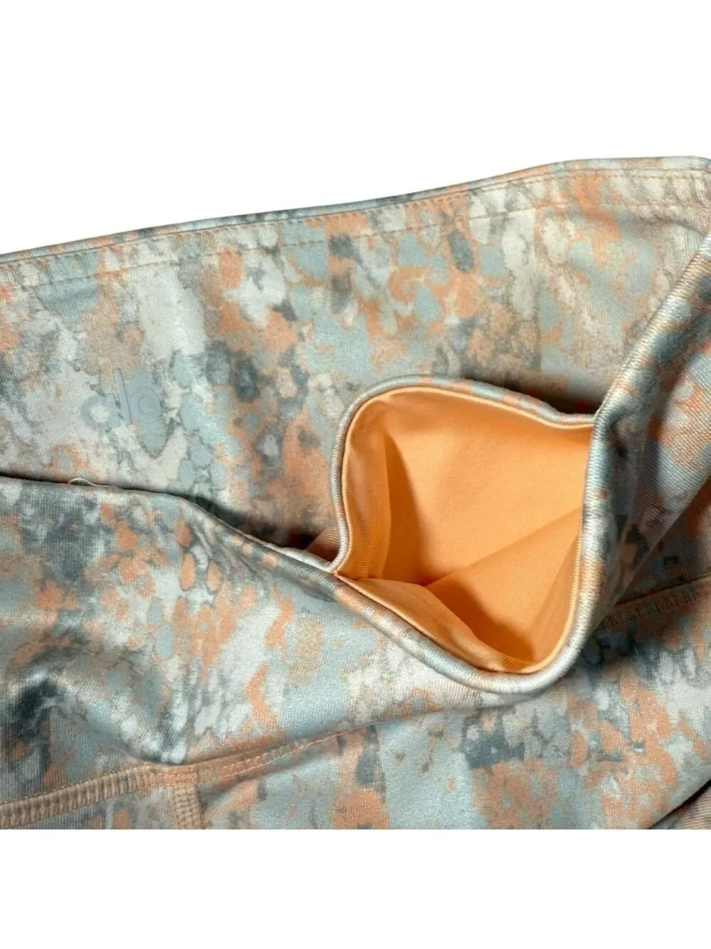 ALO Yoga Women’s Airbrush Capri Tropical Peach Python Size XS